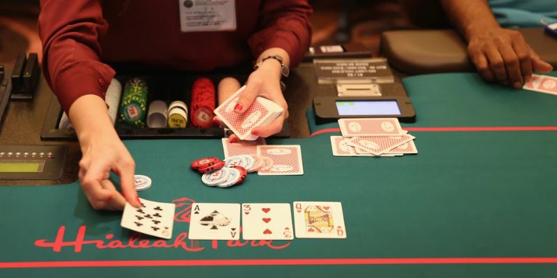 Tìm hiểu về quy luật rút bài cửa banker trong cách chơi baccarat